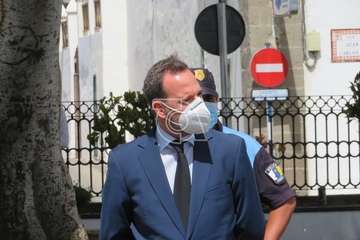 Minuto de silencio por las víctimas del Covid-19 en la plaza de San Juan y del personal de Servicios Sociales (Foto TA)